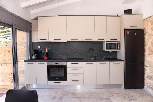 Kuchyň nebo kuchyňský kout v ubytování Gems Suites