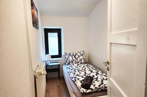 シュトルベルクにあるVoll-Ausgestattete Monteurunterkünfteのベッドと窓のある小さな寝室