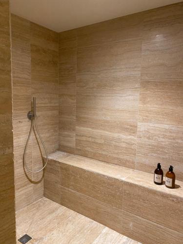 拉加爾德阿代馬的住宿－Mas provençal d'exception，浴室设有2瓶肥皂和淋浴。