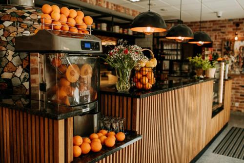 a counter with oranges on it in a restaurant at Pensjonat Fitness & Spa Gregor in Zielona Góra