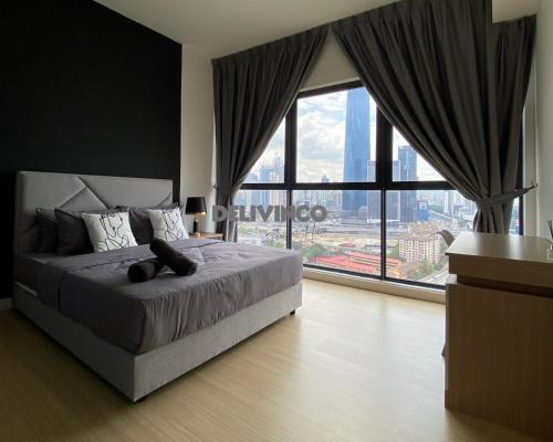 een slaapkamer met een bed en een groot raam bij Continew Residensi 2bedroom for 5pax with TRX View in Kuala Lumpur