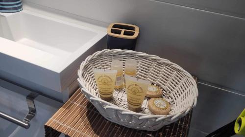 a basket sitting on a shelf next to a sink at La cabane Oléronnaise in Saint-Pierre-dʼOléron