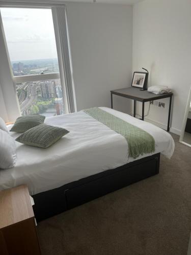 Cama o camas de una habitación en 2 Bed Penthouse Apt w Balcony & City Views