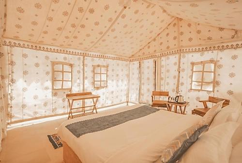 Säng eller sängar i ett rum på Jaisan Boutique Desert Camp Jaisalmer