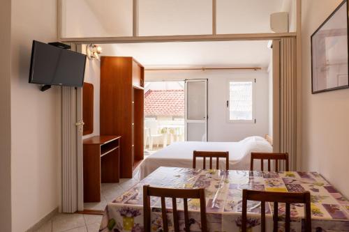 TV a/nebo společenská místnost v ubytování Apartments Center Pag 50 m to the sea