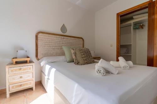 - une chambre avec un grand lit blanc et une commode dans l'établissement Villa Mimosas, à Altea