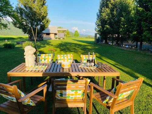 - une table en bois avec des chaises et des boissons dans l'établissement Rooms & Apartment ZALA Airport shuttle option, à Cerklje na Gorenjskem