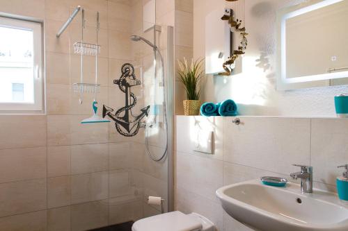 een badkamer met een douche en een wastafel bij Lieblingsinsel in Graal-Müritz