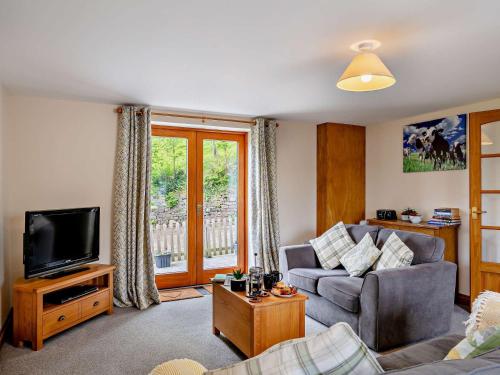 sala de estar con sofá y TV en 2 bed property in Chulmleigh Devon 75273, en Chulmleigh