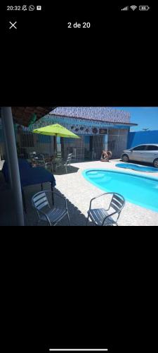 een foto van een zwembad met stoelen en een parasol bij Casa de praia Tamandaré in Tamandaré