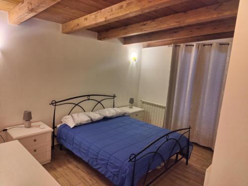 1 dormitorio con cama azul y techo de madera en Sunrise Home en Porto