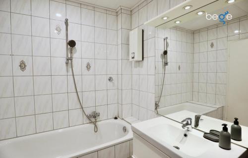 y baño con ducha, bañera y lavamanos. en BEGE APARTMENTS Executive Lodgings, en Duisburg