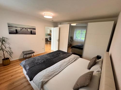 een slaapkamer met een groot bed in een kamer bij FeWo Haus am Bodensee in Friedrichshafen
