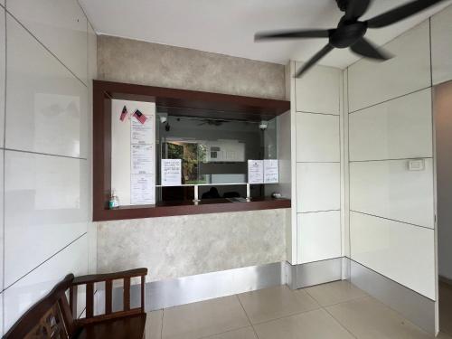 北根北干经济型酒店 的客房设有窗户和吊扇。