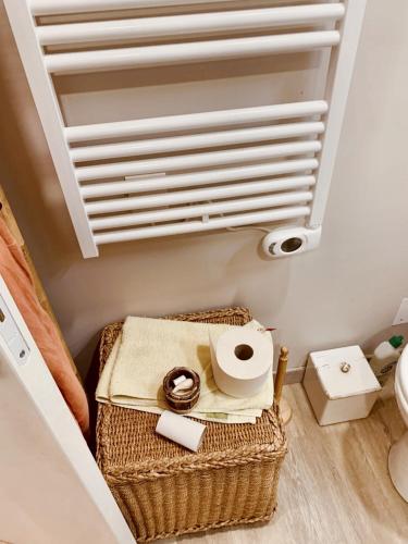 bagno con servizi igienici in camera di Maison d'une chambre avec jardin clos et wifi a Osny a Osny
