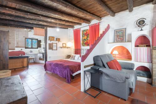 1 dormitorio con 1 cama y 1 silla en una habitación en El Cau, en La Torre d'En Besora