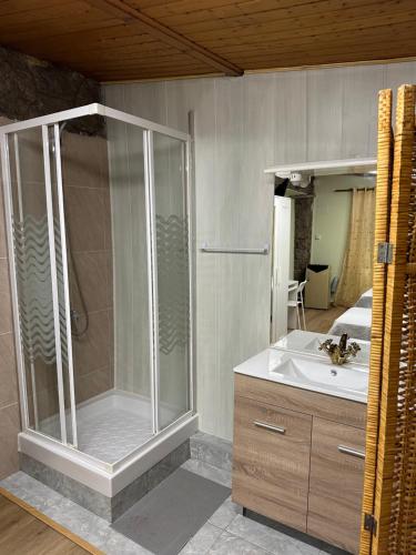 La salle de bains est pourvue d'une douche et d'un lavabo. dans l'établissement Rural El Bosque, à Entrambasaguas