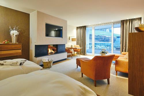 ein Hotelzimmer mit einem Bett und einem Kamin in der Unterkunft Hotel Deimann in Schmallenberg