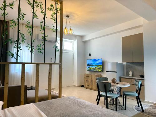 een woonkamer en een keuken met een tafel en stoelen bij Luxury Apartments in City Center in Durrës