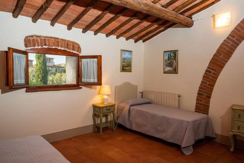 1 dormitorio con 2 camas y ventana en Tabor~ Foresteria San Leolino a Panzano, en Pieve di Panzano