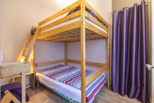 Ce lit superposé se trouve dans un dortoir avec une échelle. dans l'établissement Cauterets Georgina, à Cauterets