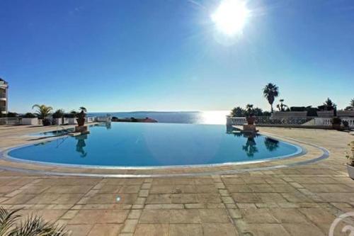 une piscine avec vue sur l'eau dans l'établissement Cannes appt climatisé 5 pers / 9 L, à Cannes