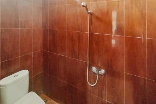 Ένα μπάνιο στο Villa Singa Laut Lampung Syariah Mitra RedDoorz