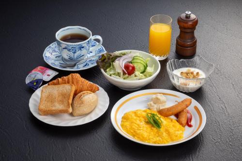 stół z talerzami śniadaniowymi i filiżanką kawy w obiekcie Nara Washington Hotel Plaza w mieście Nara