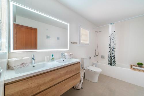 カン・ピカフォルトにあるVilla Magranerのバスルーム(洗面台、トイレ、鏡付)