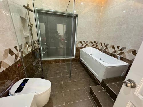 y baño con aseo, ducha y lavamanos. en Villa for rent in Tra Vinh City en Xóm Vàng
