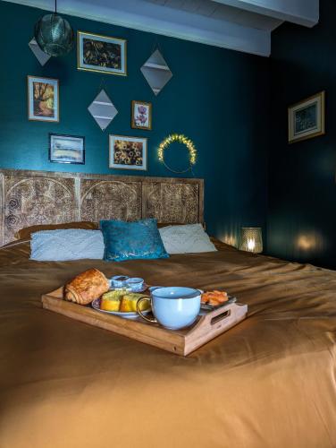 a tray of food sitting on top of a bed at L’Instant in Caupenne