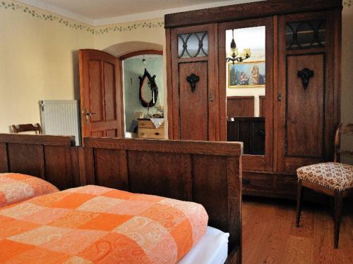 リーデンブルクにあるFerienwohnung Hoacherer-Hofのベッドルーム(ベッド1台、大きな鏡付)
