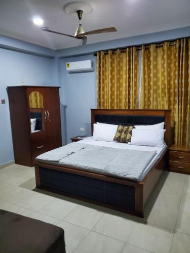Anaji的住宿－Thy Favour Hotel，一间卧室配有一张床和吊扇