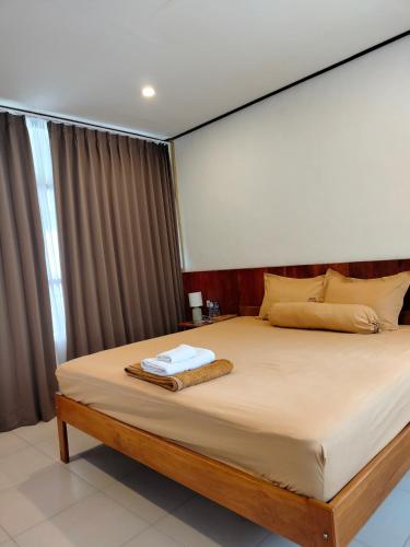 a bedroom with a large bed in a room at Villa Redemptorist in Weetebula
