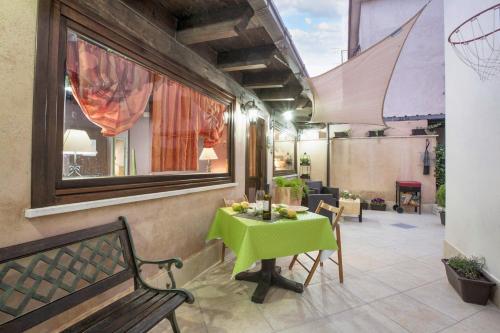 een groene tafel en een bank in een kamer bij One bedroom house with enclosed garden and wifi at Castellammare del Golfo 2 km away from the beach in Castellammare del Golfo