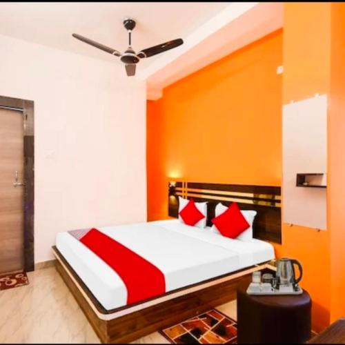 Salua的住宿－Oyo chinar haven，一间卧室配有红色和白色枕头的床