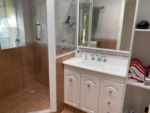 y baño con lavabo y ducha. en Tree Lights Stay - Relaxing, Private Guest Suite en Perth