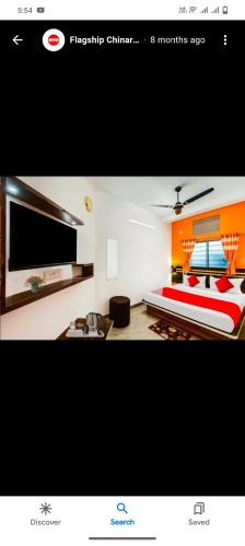 uma fotografia de um quarto com uma cama e um lavatório em Oyo chinar haven em Salua