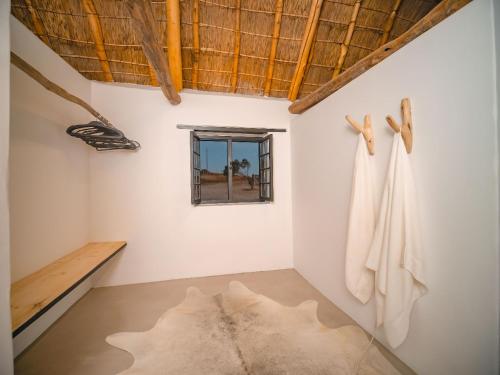 une chambre avec des serviettes sur le mur et une fenêtre dans l'établissement Rondeberg Farms, à Darling