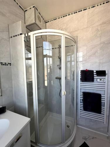 une salle de bain avec douche et lavabo dans l'établissement Studio VUE MER IMPRENABLE PLEIN SUD à GOLFE JUAN, à Vallauris