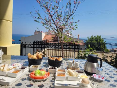 un tavolo con cibo sopra un tavolo di Terrace Urla a Urla