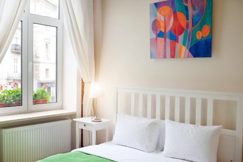 um quarto com uma cama e um quadro na parede em Danylo Inn em Lviv