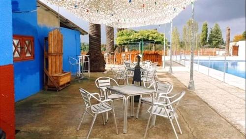 カスティブランコ・デ・ロス・アロヨスにあるTu Casa Ruralのプールサイドのパティオ(テーブル、椅子付)