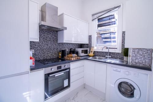 Кухня або міні-кухня у Selfridges Soloist Studio Apartment - Central Charm! 9GC