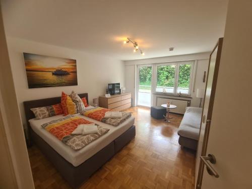 ein Schlafzimmer mit einem Bett und ein Wohnzimmer in der Unterkunft FeWo Im Sonnenbuhl in Konstanz