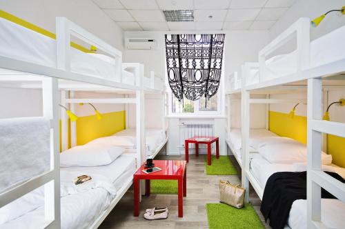 Кровать или кровати в номере Maxi House Hostel