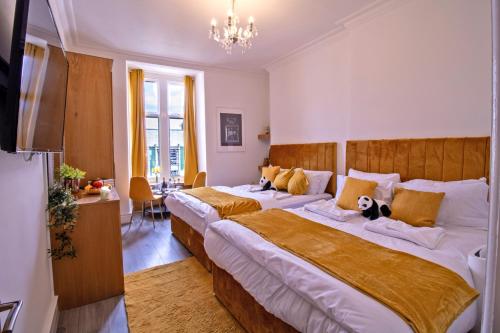 A bed or beds in a room at Selfridges Soloist Studio Apartment - Central Charm! 9GC