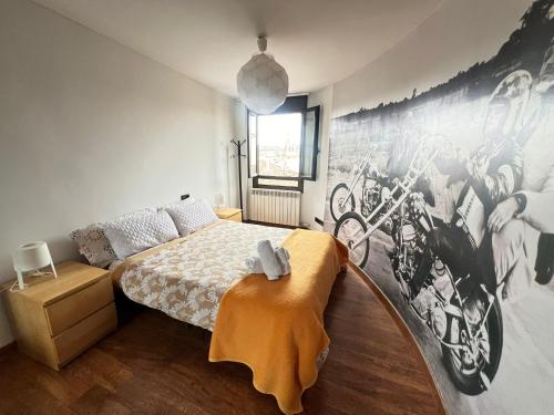 een slaapkamer met een bed en een schilderij aan de muur bij ATICO Catedral Barbacoa y Aire sin ascensor in Logroño