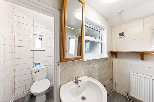 Um banheiro em Amazing home in Kent 2bed 1Sofabed