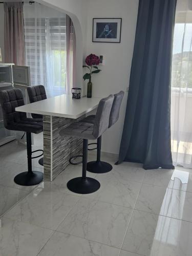 Φωτογραφία από το άλμπουμ του Apartments Aurora σε Jezera